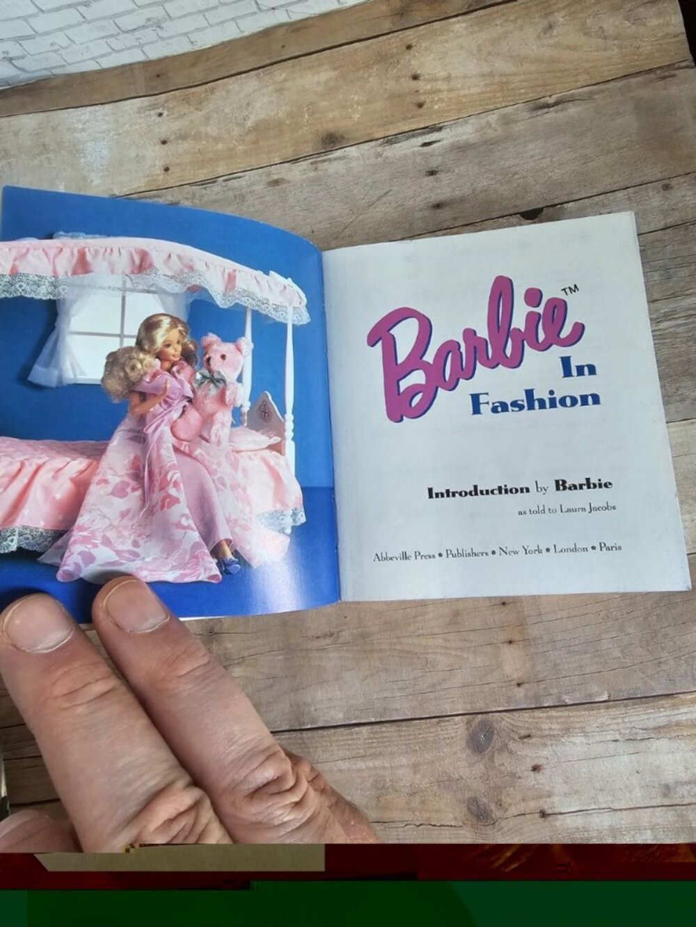 Vintage 1994 Barbie In Fashion Tiny Folio Mini Book Laura Jacobs 300 Outfits - Picture 7 of 9